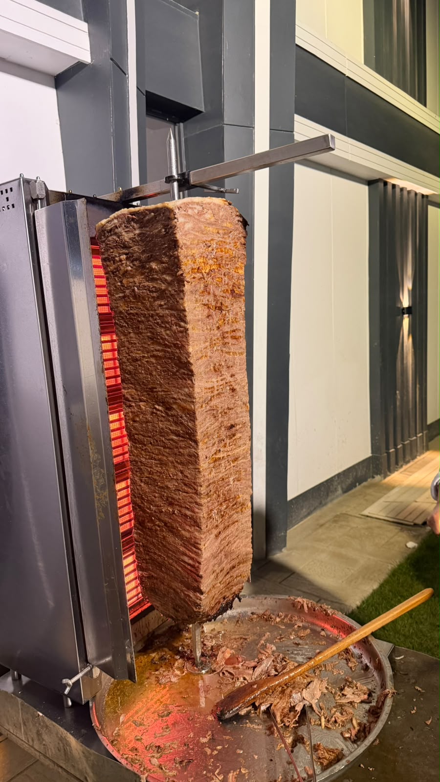 Catering için kurulan döner ocağında pişen yaprak et döner