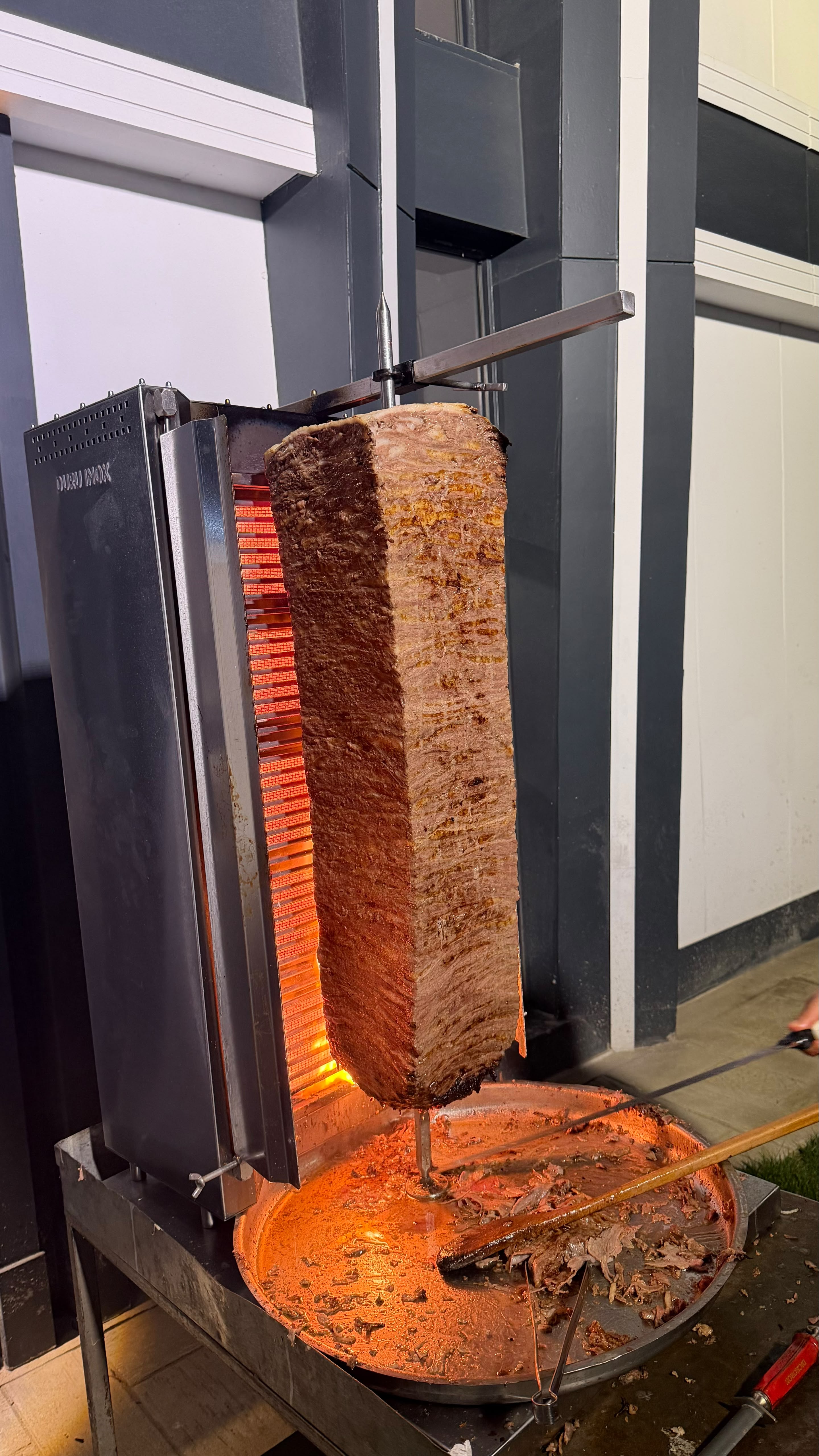 Döner tezgahında şişten kesilen et döner tepside toplanıyor