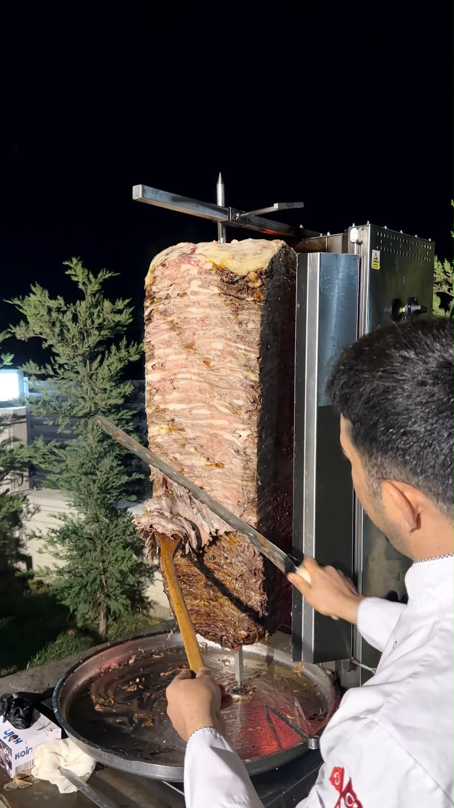Açık havada catering servisinde et döner kesimi