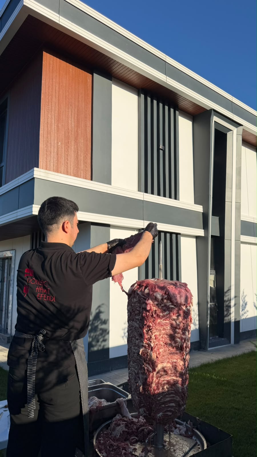 Döner ustası catering öncesi yaprak eti şişe diziyor